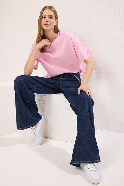 Trendyol Collection Rosa Baumwoll-Strick-T-Shirt mit Stone-Details, entspannter/weiter, entspannter Passform und Rundhalsausschnitt TWOSS23TS00153