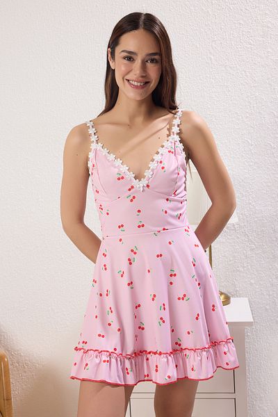 Trendyol Collection Rosa-Mehrfarbiges gestricktes Nachthemd mit Blumen und Kirschen THMSS25GC00024