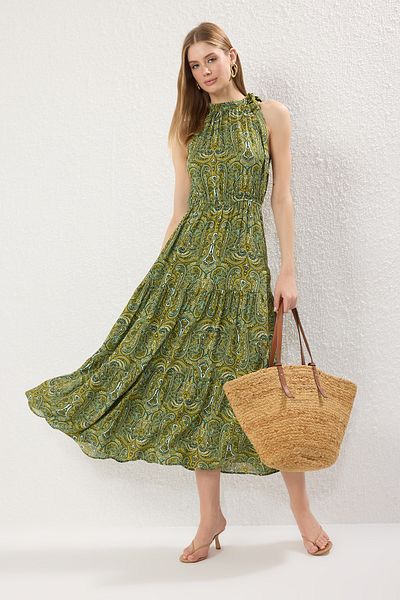 Trendyol Collection Grünes Maxi-Webkleid mit Paisley-Muster und geradem Schnitt und Volant TWOSS25EL00564
