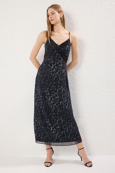 Trendyol Collection Schwarzes, gewebtes Maxikleid mit geradem Schnitt und Spitze in Tierform TWOSS25EL00711