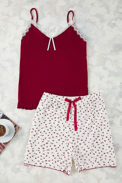 Trendyol Curve Burgunderrotes gestricktes Pyjama-Set mit strukturierter Spitze und detailliertem Detail TBBSS25AI00097