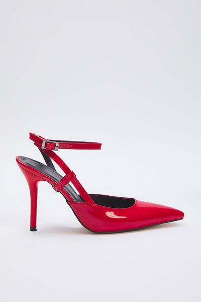 TRENDYOL SHOES Rote Damen-Klassiker-Schuhe mit Knöchelriemen und spitzer Zehenpartie TAKSS25TO00081
