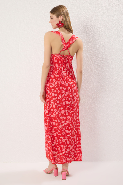 Trendyol Collection Rotes, florales A-Linien-Maxikleid aus gewebter Viskose mit Rückendetail TWOSS25EL00725