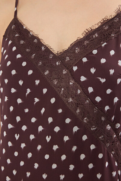 Trendyol Collection Καφέ πουά ίσιο κοψίδι με δαντέλα με λεπτομέρειες Maxi υφαντό φόρεμα TWOSS25EL00711