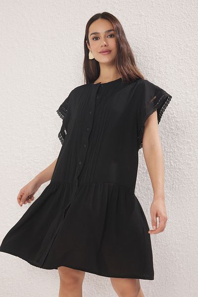Trendyol Collection Μαύρο ίσιο φόρεμα με λεπτομέρεια από γκιπούρ TWOSS25EL00402