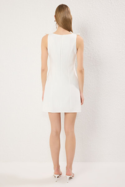 Trendyol Collection Bílé mini tkané šaty s mašlí TWOSS25EL00267