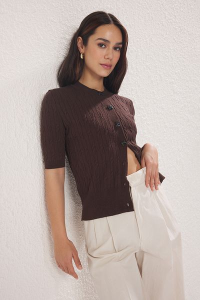 Trendyol Collection Geflochtene Strickjacke mit braunem Haarband und Knöpfen TWOSS25HI00005