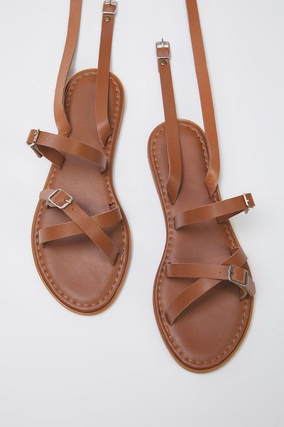 TRENDYOL SHOES Dámské sandály s páskem na kotník Tan Cross Strap TAKSS25SD00051