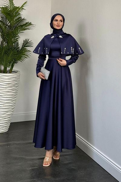 MERVEN AKYÜZ Βραδινό φόρεμα Navy Blue Giorgia Cape Stone Satin