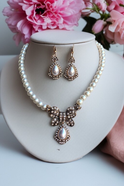 FAYRA ACCESSORIES Kristal Taşlı Fiyonk Figür Tek Sıra İnci Kolye ve İnci Küpe...