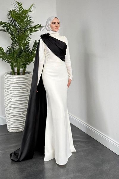 MERVEN AKYÜZ Βραδινό φόρεμα Castile Cape Shoulder Rose Cream