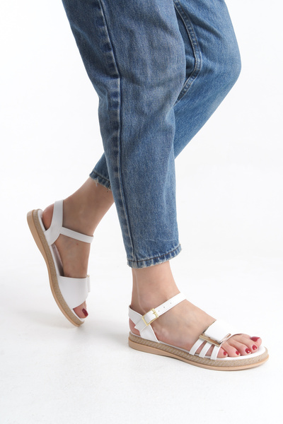 Limeo Άνετα καλοκαιρινά γυναικεία λευκά σανδάλια παντόφλες με χαμηλή επίπεδη σόλα με χρυσή αγκράφα με λουράκια από δέρμα