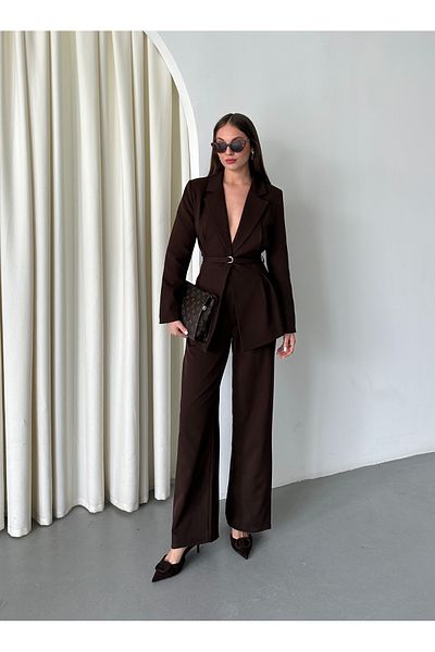 Laluvia Braunes, schmal geschnittenes Jacken-Hosen-Set mit Gürtel – 0364 – 0365