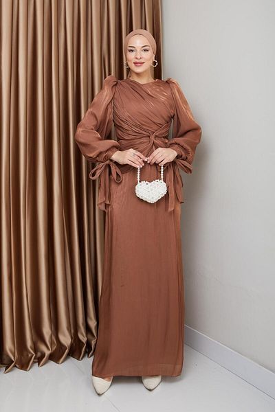 Olcay Yoryo-Hijab-Abendkleid aus Seide mit Fliege und Schleife, detailliertes Ärmelkragen-Krawattenkleid TABA 1224
