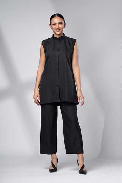 outline Two-piece set, black shirt and pants under the abaya