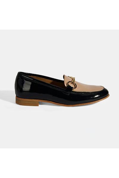 Desa Mocasini negri din piele lacuita pentru femei cu accesorii metalice