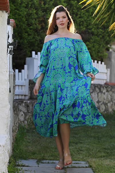 Chiccy Синьо-зелена сукня з карменним коміром, воланами на рукавах і подолі, з принтом по всій поверхні, з віскозної тканини 130 60