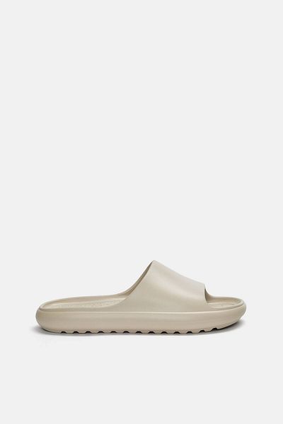 Pull & Bear الصنادل المطاطية