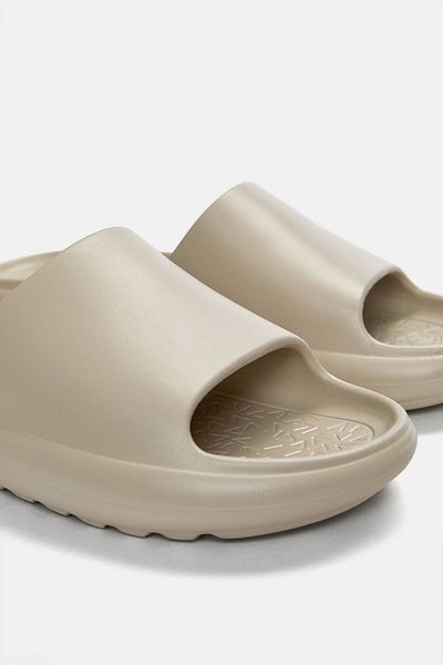 Pull & Bear الصنادل المطاطية