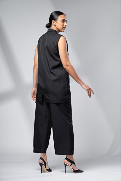 outline Black formal two-piece set under the abaya