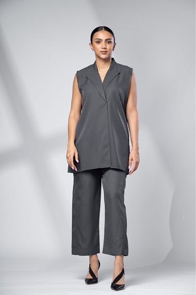 outline Grey two-piece suit with a formal fit