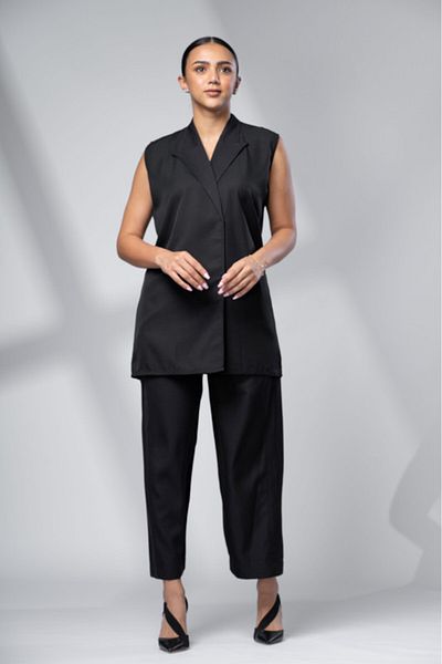 outline Black formal two-piece set under the abaya