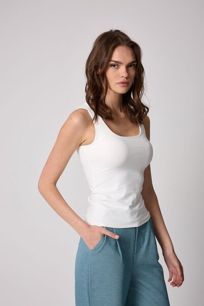 AMİDA قميص داخلي نسائي ليكرا أبيض بقصة ضيقة وحزام سميك - 2505