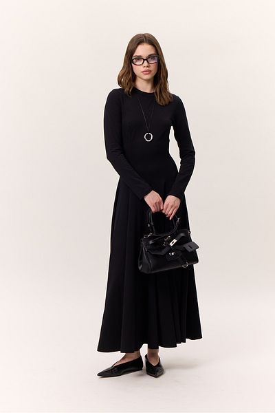 Manuka Schwarzes Kleid mit langen Ärmeln und Körbchen
