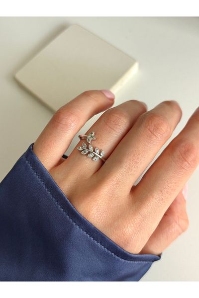 Ressia Leaf Patterned Ring