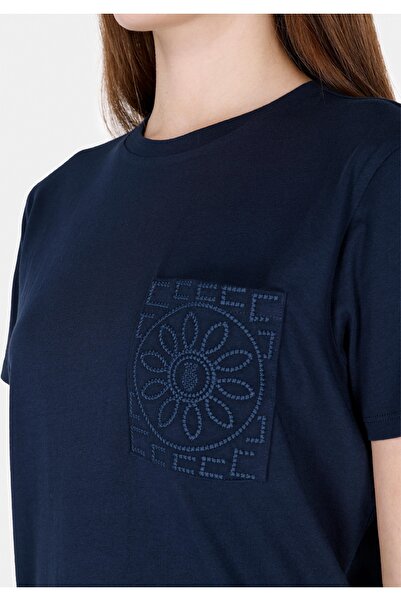 Colin's Γυναικείο μπλουζάκι με κοντό μανίκι με στρογγυλή λαιμόκοψη και κέντημα σε μπλε ναυτικό χρώμα