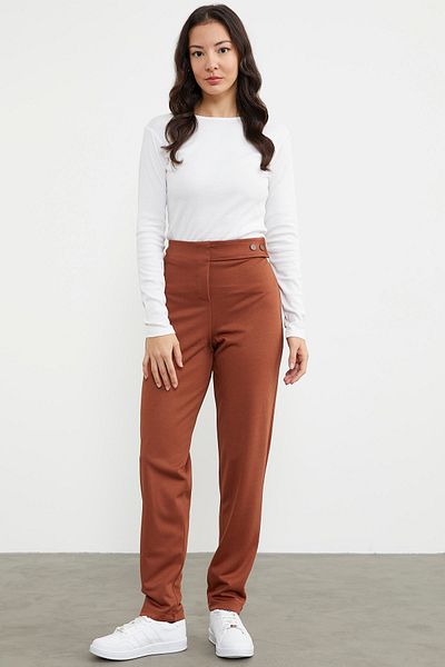 Sementa Pantaloni confortabili din material textil cu detaliu în talie - maro