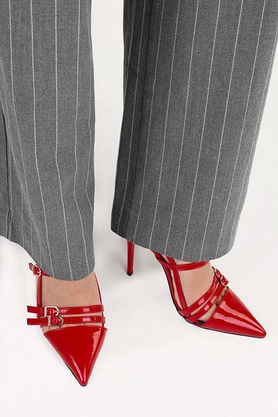 Shoeberry Damen-Stiletto mit Gürtelschnalle aus Lackleder in Jasminrot