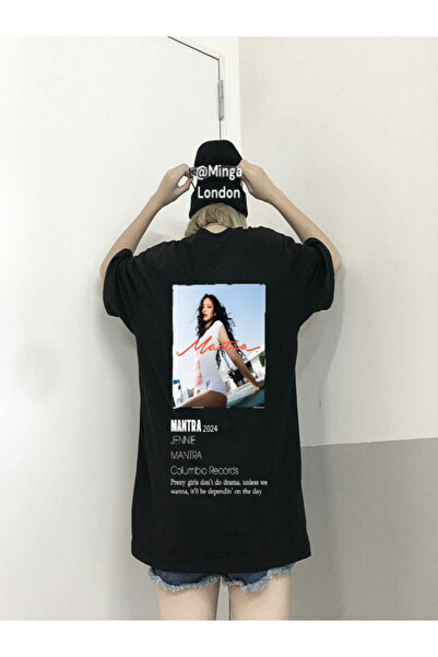 Minga London Tricou unisex oversize cu imprimeu Jennie Mantra negru față/spat...