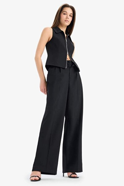 DeFacto Afra X Wide Leg Kumaş Pantolon Üç Cepli Normal Bel Standart Boy Tyc6616bee0580b7ddef7d803