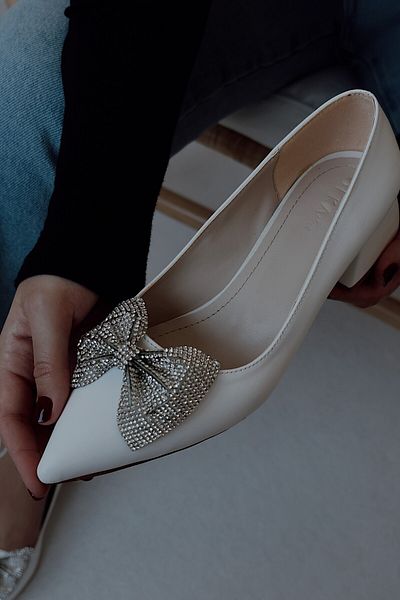 POLKA STORE Pantofi de damă cu fundă strălucitoare, argintie, cu fundă, din piele mată, cu vârf ascuțit, cu toc bloc scurt