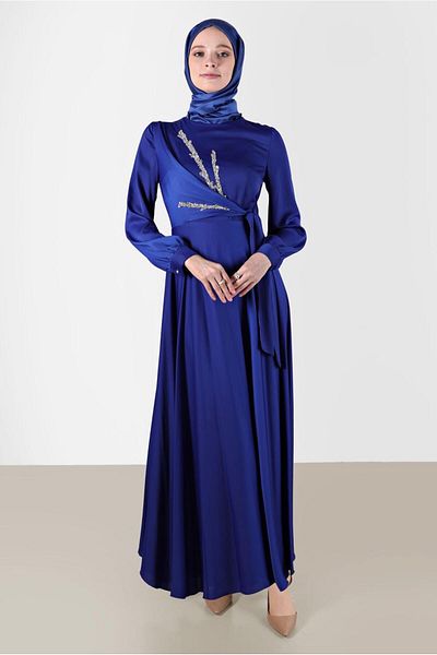 Alvina Rochie din satin - cu detaliu de piatră și cravată încrucișată 42569