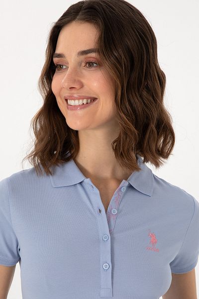 U.S. Polo Assn. Tricou de bază cu gât polo albastru deschis pentru femei 50300896-vr003