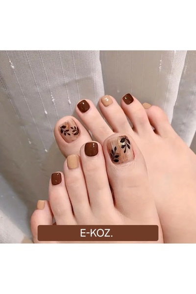 Butik Kahverengi Yaprak Desenli Altın Kalp Detaylı Kare 24'lü Takma Ayak Tırn...