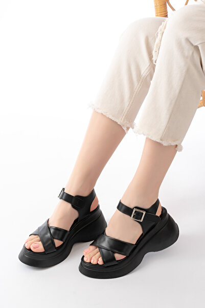 SEEM & BE صندل غابرييلا ذو حزام متقاطع مسطح ونعل عالٍ للنساء باللون الأسود