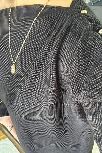 Damla Demli بدلة تريكو سوداء مع تفاصيل مجرى الهواء