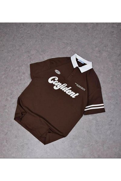 Gofeel Μπλουζάκι Unisex με καφέ γιακά Canfident με λεπτομέρεια μεγάλου μεγέθους