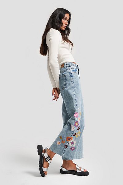 its basic Pantaloni pantaloni din denim pentru femei cu broderie florală colorată în zăpadă - Design potrivit