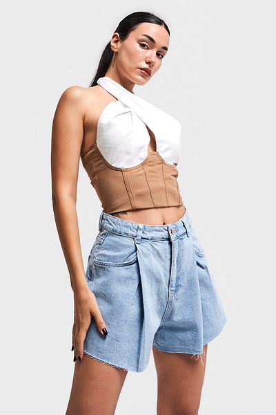 its basic Mini pantaloni scurți din denim pentru femei, cu pliuri albastre