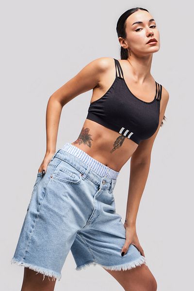 its basic Pantaloni scurti din denim midi de culoare denim subțire cu detaliu boxer - femei