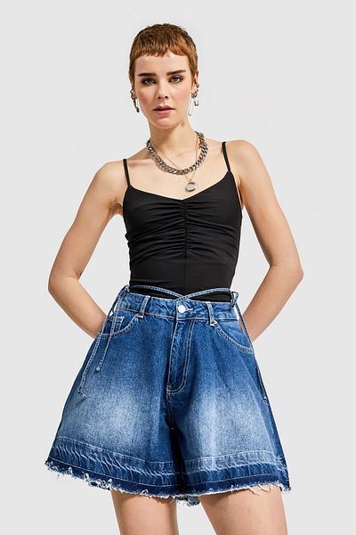 its basic Pantaloni scurți din denim, de culoare albastră, cu frânghie
