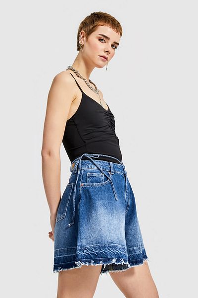 its basic Pantaloni scurți din denim, de culoare albastră, cu frânghie