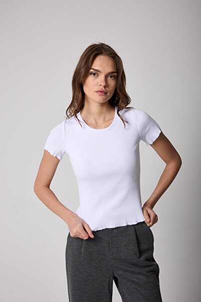 AMİDA تي شيرت نسائي مضلع بقصة ضيقة أبيض بأكمام قصيرة وتفاصيل بيبي أوفرلوك أساسية