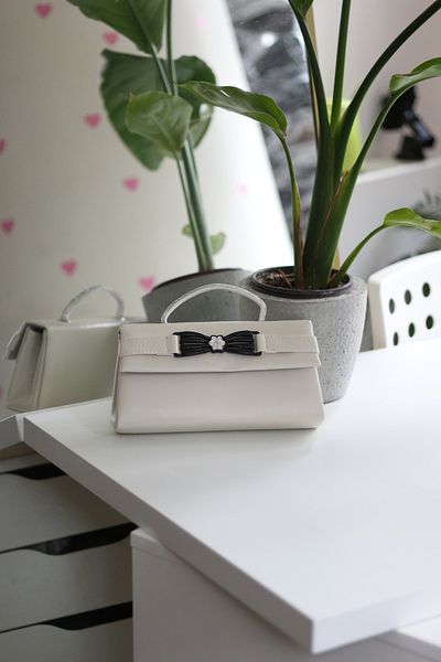Moom Bag Γυναικεία Κρεμ Δερμάτινη Βραδινή Τσάντα Χειρός με Λουλούδια Αξεσουάρ και Λαβή