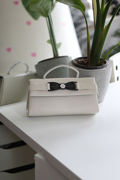 Moom Bag Γυναικεία Κρεμ Δερμάτινη Βραδινή Τσάντα Χειρός με Λουλούδια Αξεσουάρ και Λαβή