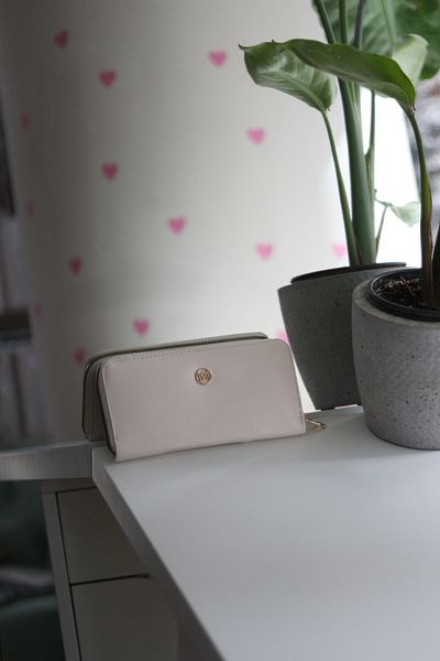 Moom Bag Γυναικείο πορτοφόλι με λεπτή υφή κρέμας με λεπτομέρεια θήκης για κάρτες